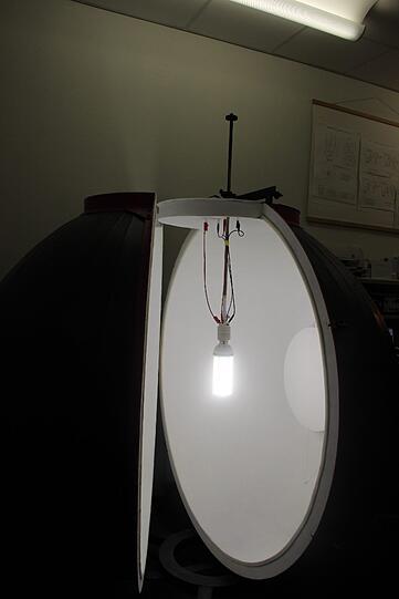 Das Licht der Lampe wird von den Innenseiten der Kugel zurückgeworfen. Sie ist mit einer Bariumsulfatschicht überzogen