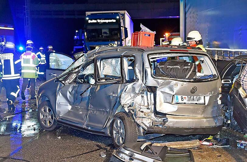 Bilder vom schweren Verkehrsunfall auf der A99 bei Neuherberg. Ein 40-Tonner raste in ein Stauende - mehrere Personen wurden schwer verletzt.