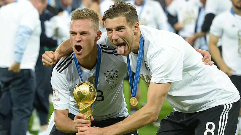 Werden wohl frühestens nächste Saison auch Vereinskollegen: Die Confed-Cup-Sieger Joshua Kimmich vom FC Bayern (links) und Leon Goretzka vom FC Schalke 04.