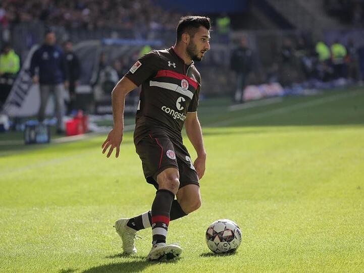 Cenk Sahin spielt den Ball für FC St. Pauli. Foto: Christian Charisius/Archiv