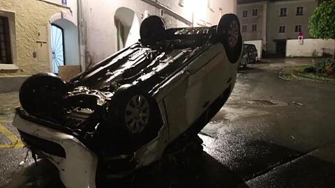 Die Altstadt von Hallein in Österreich wurde teilweise überflutet - die Wassermassen trugen auch dieses Auto mit.