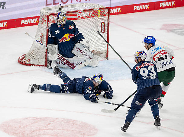 Hatten gegen die Augsburger Panther alle Hände voll zu tun: Die EHC-Stars um Maximilian Daubner (Nummer 70). Hatten gegen die Augsburger Panther alle Hände voll zu tun: Die EHC-Stars um Maximilian Daubner (Nummer 70).