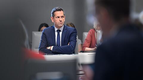 Olaf Lies sieht unter anderem gewaltverherrlichende Inhalte in den sozialen Medien als Gefahr für Kinder. (Archivbild)