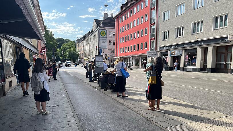 Die Fahrgäste wurden am Dienstagvormittag gebeten, die öffentlichen Verkehrsmittel an der Oberfläche zu nutzen. Die Fahrgäste wurden am Dienstagvormittag gebeten, die öffentlichen Verkehrsmittel an der Oberfläche zu nutzen.