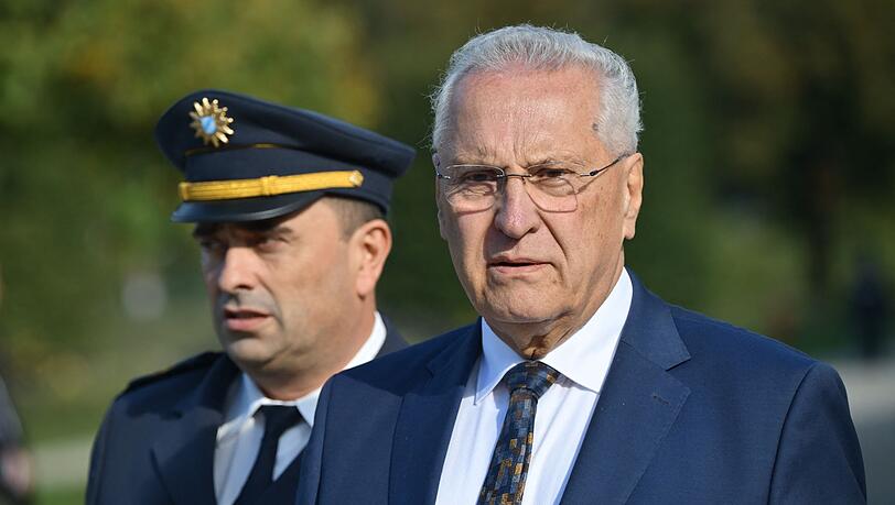 Soll sich am Mittwochvormittag im Innenausschuss des Landtags erklären: Bayerns Innenminister Joachim Herrmann (CSU). (Archivbild) Soll sich am Mittwochvormittag im Innenausschuss des Landtags erklären: Bayerns Innenminister Joachim Herrmann (CSU). (Archivbild)