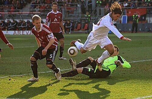 Gemeinsam sind wir stark: Club-Kapitän Andreas Wolf (l.) und Keeper Raphael Schäfer, die hier Bayern-Torjäger Mario Gomez bremsen, haben sich schon als erfolgreiche Bayern-Jäger bewährt.