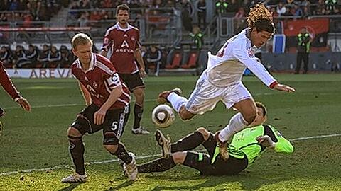 Gemeinsam sind wir stark: Club-Kapitän Andreas Wolf (l.) und Keeper Raphael Schäfer, die hier Bayern-Torjäger Mario Gomez bremsen, haben sich schon als erfolgreiche Bayern-Jäger bewährt.
