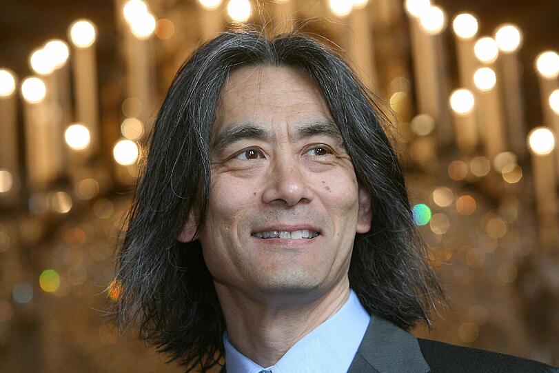 Der amerikanische Star-Dirigent Kent Nagano wird bei der Einreise in die USA oft streng durchsucht. &bdquo;Seit 9/11
werde ich an US-Flughäfen in vier von fünf Fällen intensiv kontrolliert, nicht nur mein Gepäck, auch mein Körper&ldquo;, sagte der 59-Jährige. &bdquo;Das ist demütigend.&ldquo; Nagano hat japanische Vorfahren, wurde in den USA
geboren und lebt seit längerem in Europa. Bis zum Ende der Spielzeit 2012/2013 ist er Generalmusikdirektor der Bayerischen Staatsoper.