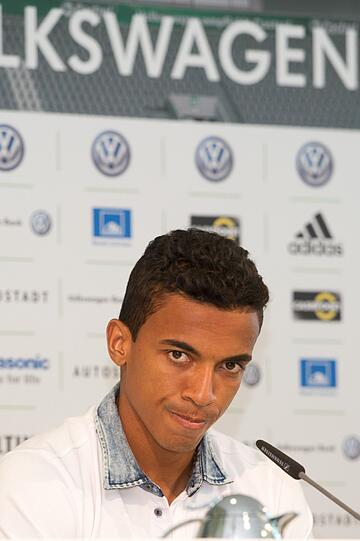 Er kriegt die 22: Luiz Gustavo ist schon in Wolfsburg vorgestellt worden. Die Bilder