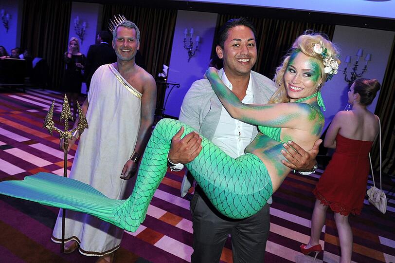 Karim Maataoui trägt eine Meerjungfrau bei der GENTLEMEN STYLE NIGHT im Hotel Vier Jahreszeiten.