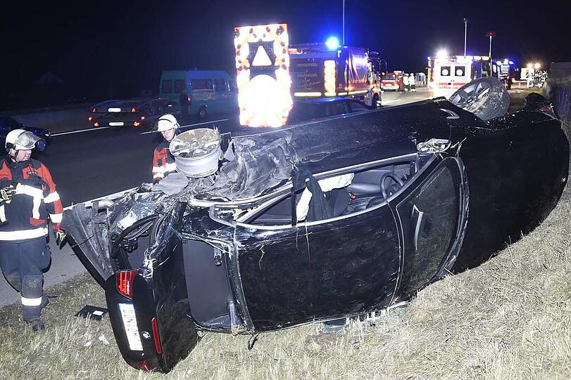 Der Gefahrguttransporter schob erste den Pannen-BMW auf die Böschung und prallte dann gegen die Mittelleitplanke.