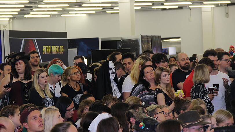 Die Gruselnonne interessiert sich für den Cosplay-Contest auf der Bühne.