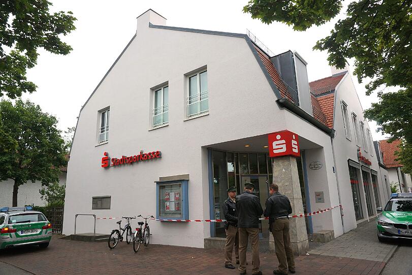 Die Polizei fahndet nach einem Überfall auf eine Stadtsparkasse nach dem Täter. Der Mann ist auf der Flucht.
