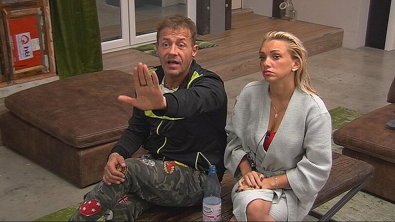 Willi und Evelyn werden mit Schlagzeilen aus ihrer Vergangenheit konfrontiert.