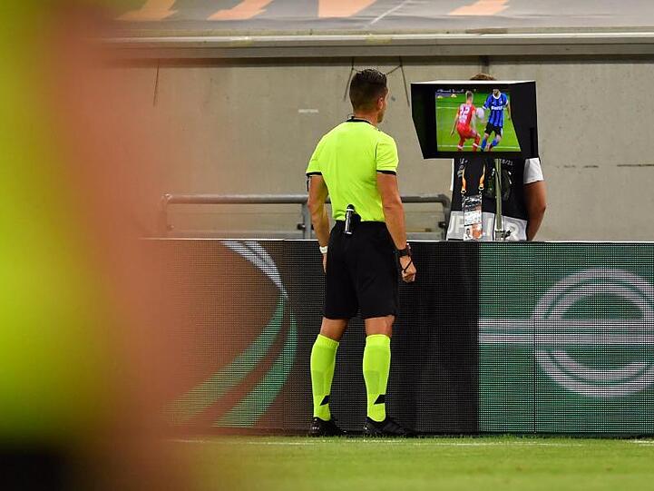 Nach Sicht der TV-Bilder nahm Schiedsrichter Carlos del Cerro Grande einen Handelfmeter gegen Leverkusen zurück.