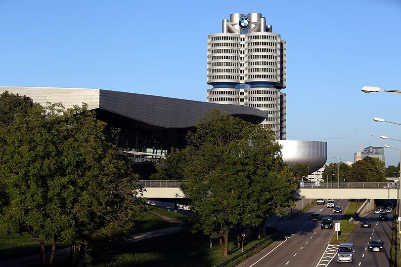 Das Wahrzeichen von BMW: der 101 Meter hohe Vierzylinder.