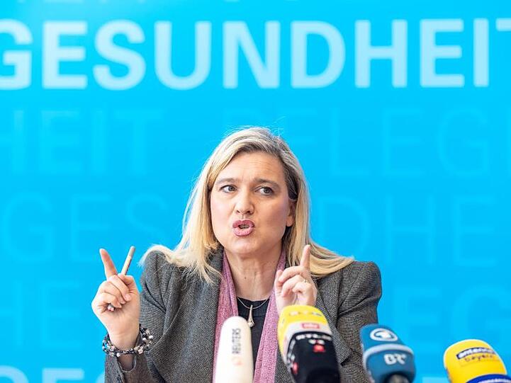 Melanie Huml (CSU)gibt im Gesundheitsministerium eine Pressekonferenz. Foto: Peter Kneffel/dpa/Archivbild