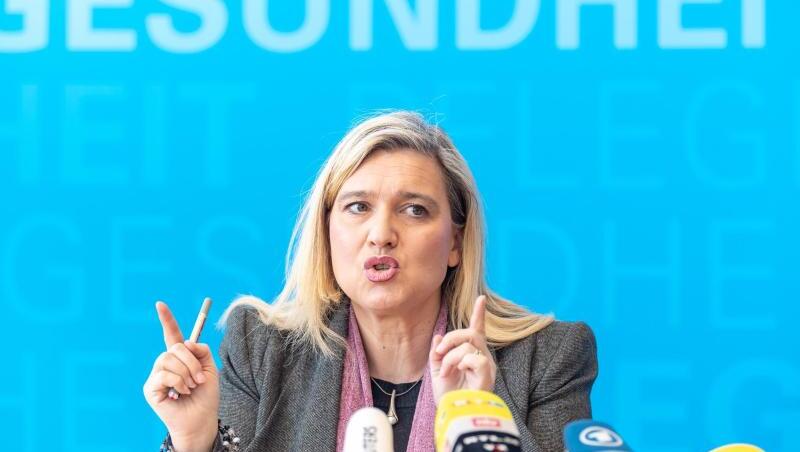 Melanie Huml (CSU)gibt im Gesundheitsministerium eine Pressekonferenz. Foto: Peter Kneffel/dpa/Archivbild Melanie Huml (CSU)gibt im Gesundheitsministerium eine Pressekonferenz. Foto: Peter Kneffel/dpa/Archivbild