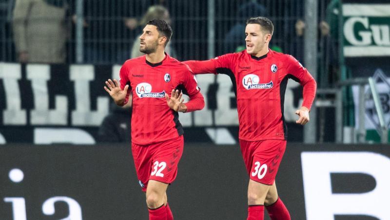 Torschütze Vincenzo Grifo (l) feiert mit seinem Teamkollegen Christian Günter den Treffer gegen Gladbach. Torschütze Vincenzo Grifo (l) feiert mit seinem Teamkollegen Christian Günter den Treffer gegen Gladbach.