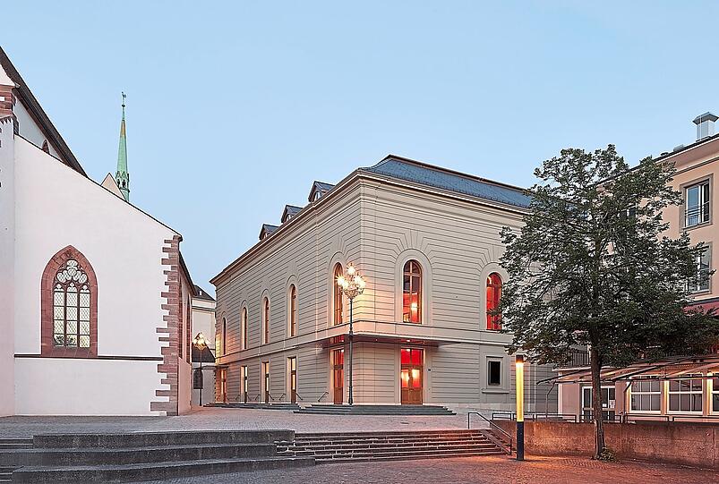 Herzog & De Meuron haben die alte Fassade des Basler Stadtcasinos zur Barfüßerkiche hin einfach dupliziert. Dahinter ist nun Platz für ein fulminantes Foyer, das an die Belle Époque erinnert.