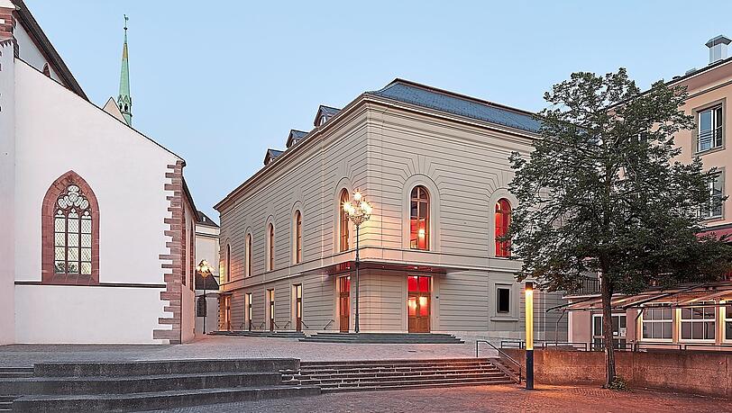 Herzog & De Meuron haben die alte Fassade des Basler Stadtcasinos zur Barfüßerkiche hin einfach dupliziert. Dahinter ist nun Platz für ein fulminantes Foyer, das an die Belle Époque erinnert. Herzog & De Meuron haben die alte Fassade des Basler Stadtcasinos zur Barfüßerkiche hin einfach dupliziert. Dahinter ist nun Platz für ein fulminantes Foyer, das an die Belle Époque erinnert.