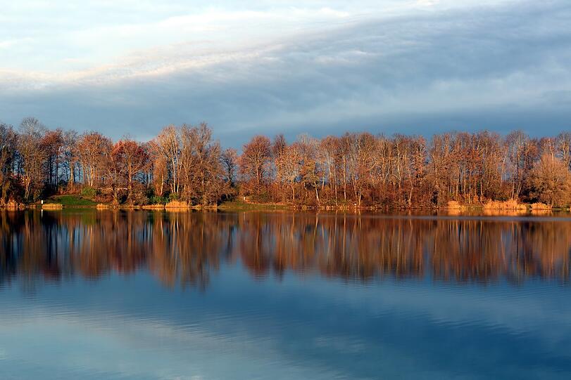 Ein herrliches Farbenspiel zaubert die spärliche Wintersonne am See.