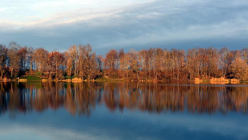 Ein herrliches Farbenspiel zaubert die spärliche Wintersonne am See. Ein herrliches Farbenspiel zaubert die spärliche Wintersonne am See.