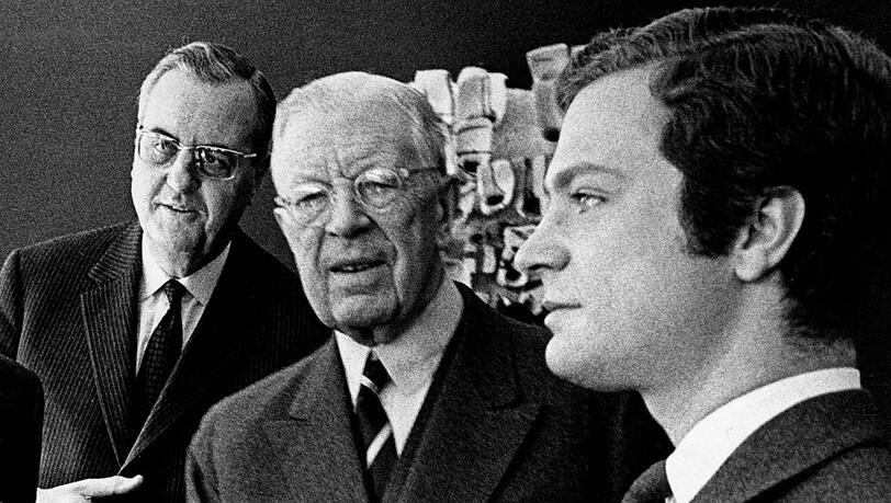 Mit diesem Foto erinnert der Palast an den heute vor 50 Jahren verstorbenen König Gustaf Adolf (l.).