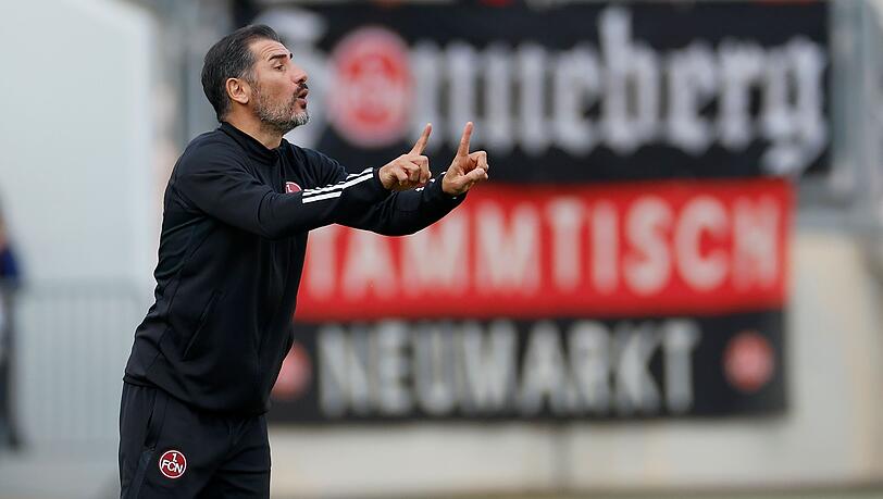 Trainer Cristian Fiel von Nürnberg gibt Anweisungen.