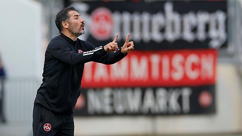 Trainer Cristian Fiel von Nürnberg gibt Anweisungen.
