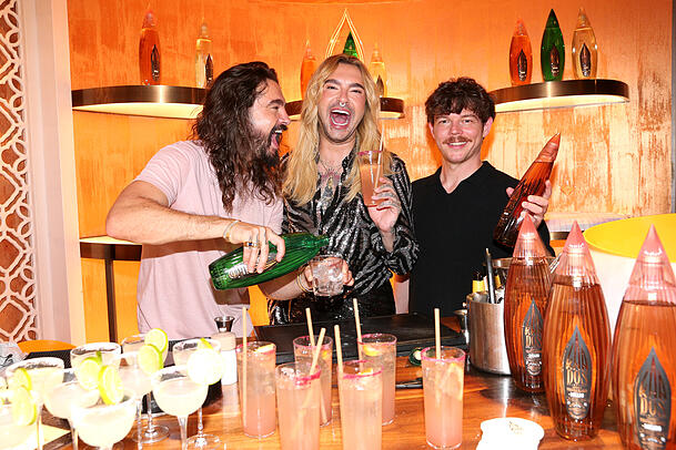 Die Gastegeber feiern sich selbst: Tom und Bill Kaulitz mit Georg Listing.