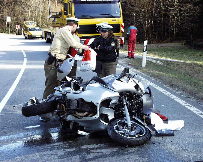 2002: In den ersten warmen Märztagen verunglückte dieser Kradfahrer.