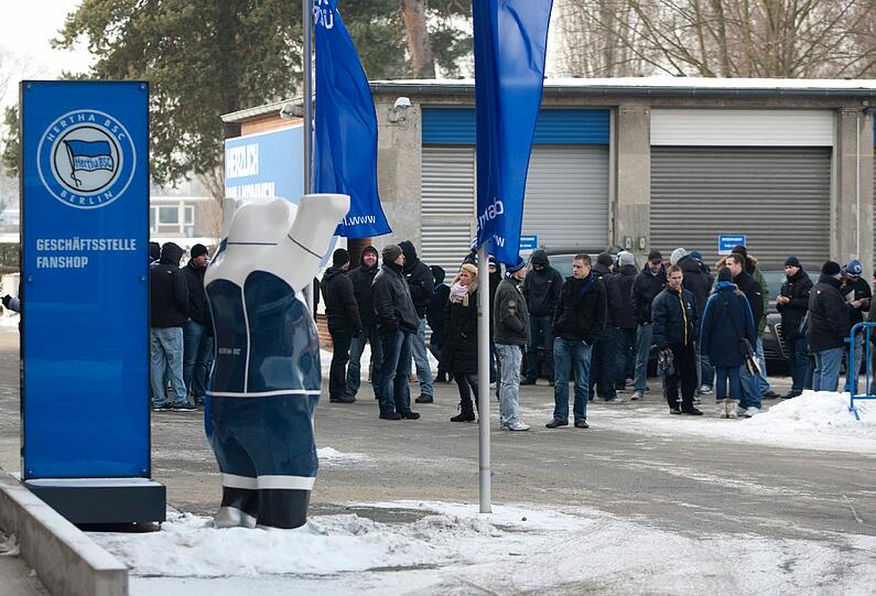 Hertha-Fans belagern am Sonntagmorgen den Olympiapark.