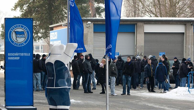 Hertha-Fans belagern am Sonntagmorgen den Olympiapark. Hertha-Fans belagern am Sonntagmorgen den Olympiapark.