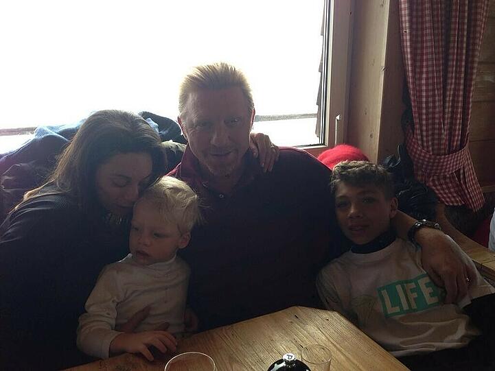 &bdquo;Feeling home&ldquo; schreibt Tennisheld Boris Becker zu dem Foto, das ihn mit seiner Frau Lilly und seinen Söhnen Amadeus (l.) und Elias zeigt.