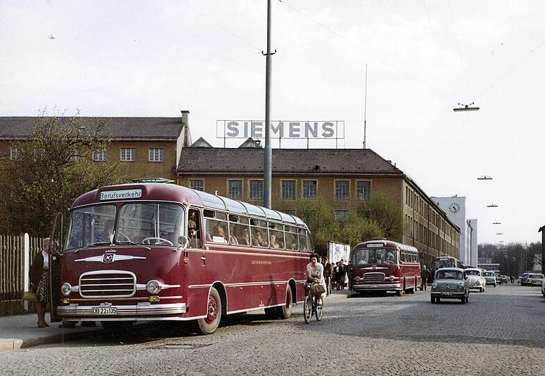 Berufsverkehr in der Münchner Siemens-Stadt in der Hofmannstraße.