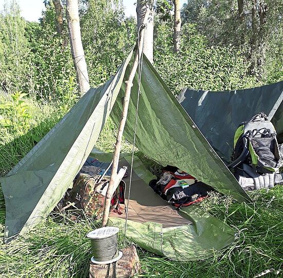 Sterne statt Stuck: Der selbstgebaute Unterschlupf ist luftig - und kurz.