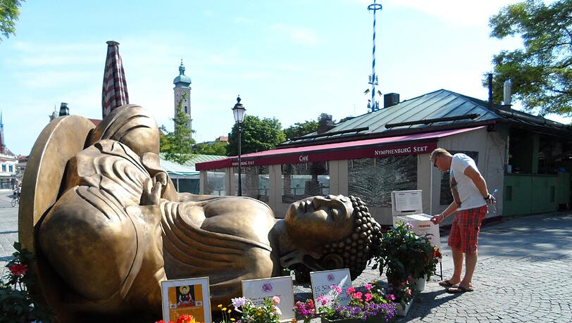 Der liegende Buddha stößt auf Unverständnis und Kritik. Jetzt ist für Samstag die nächste Aktion geplant. Der liegende Buddha stößt auf Unverständnis und Kritik. Jetzt ist für Samstag die nächste Aktion geplant.