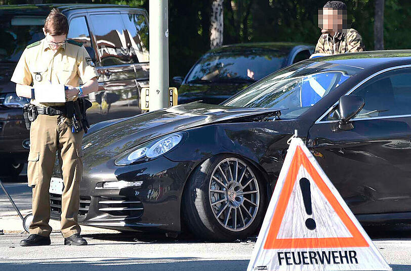 Auf dem Herkomerplatz in Bogenhausen krachte ein Mercedes in einen Porsche: Die Bilder von der Unfallstelle.