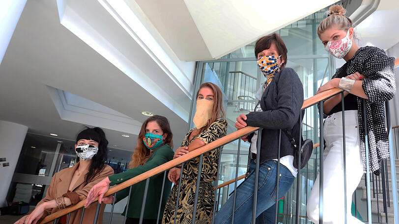 Designerinnen präsentieren unterschiedlichste Masken (v.l.): Alena Oswald, Eva Schatz, Julia Ertl (hat ihr Tuch mit Kurkuma gefärbt), Claudia Ludwig und Lea Bürkert (hat ihre Masken aus Bettlaken ihrer Großmutter geschneidert).
