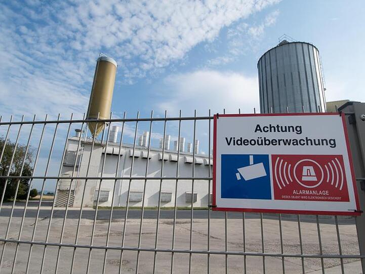 Das Betriebsgelände der Firma Bayern-Ei. Foto: Armin Weigel/dpa/Archivbild