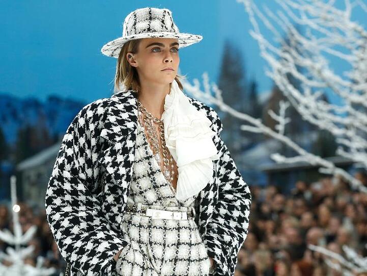 Das Model Cara Delevingne präsentiert eine Kreation des Modelabels Chanel.