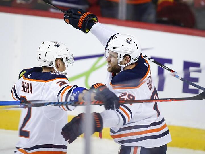 Leon Draisaitl (r) von den Edmonton Oilers feiert sein Tor mit seinem Teamkollegen Andrej Sekera.