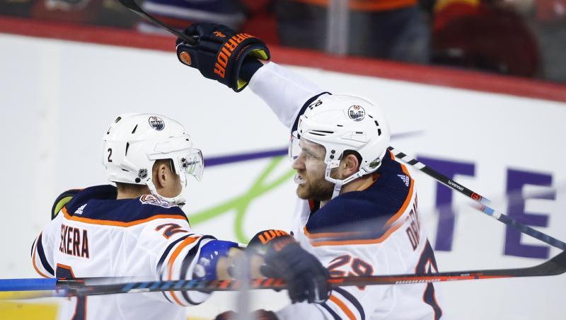 Leon Draisaitl (r) von den Edmonton Oilers feiert sein Tor mit seinem Teamkollegen Andrej Sekera. Leon Draisaitl (r) von den Edmonton Oilers feiert sein Tor mit seinem Teamkollegen Andrej Sekera.