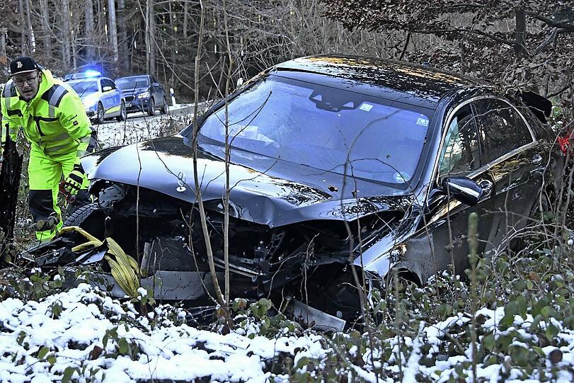 Die Bilder vom Unfallort auf der EBE 13. Die vier Insassen kamen glücklicherweise mit leichten Verletzungen davon.