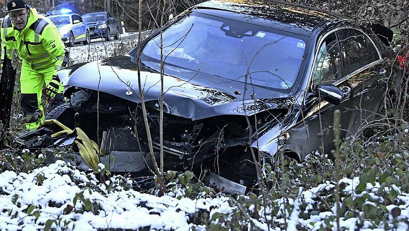 Die Bilder vom Unfallort auf der EBE 13. Die vier Insassen kamen glücklicherweise mit leichten Verletzungen davon. Die Bilder vom Unfallort auf der EBE 13. Die vier Insassen kamen glücklicherweise mit leichten Verletzungen davon.