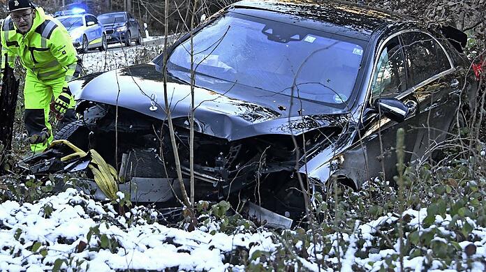 Die Bilder vom Unfallort auf der EBE 13. Die vier Insassen kamen glücklicherweise mit leichten Verletzungen davon.