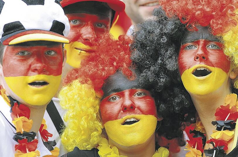 Stimmung in Schwarz-Rot-Gold: Bei der WM hinterließ der Freudentaumel auf der Leopoldstraße ein Scherbenmeer. Foto: dpa