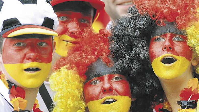 Stimmung in Schwarz-Rot-Gold: Bei der WM hinterließ der Freudentaumel auf der Leopoldstraße ein Scherbenmeer. Foto: dpa Stimmung in Schwarz-Rot-Gold: Bei der WM hinterließ der Freudentaumel auf der Leopoldstraße ein Scherbenmeer. Foto: dpa