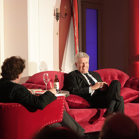 Oberbürgermeister Dieter Reiter zu Gast auf dem roten Sofa der AZ, zur Verfügung gestellt von Möbel Höffner.